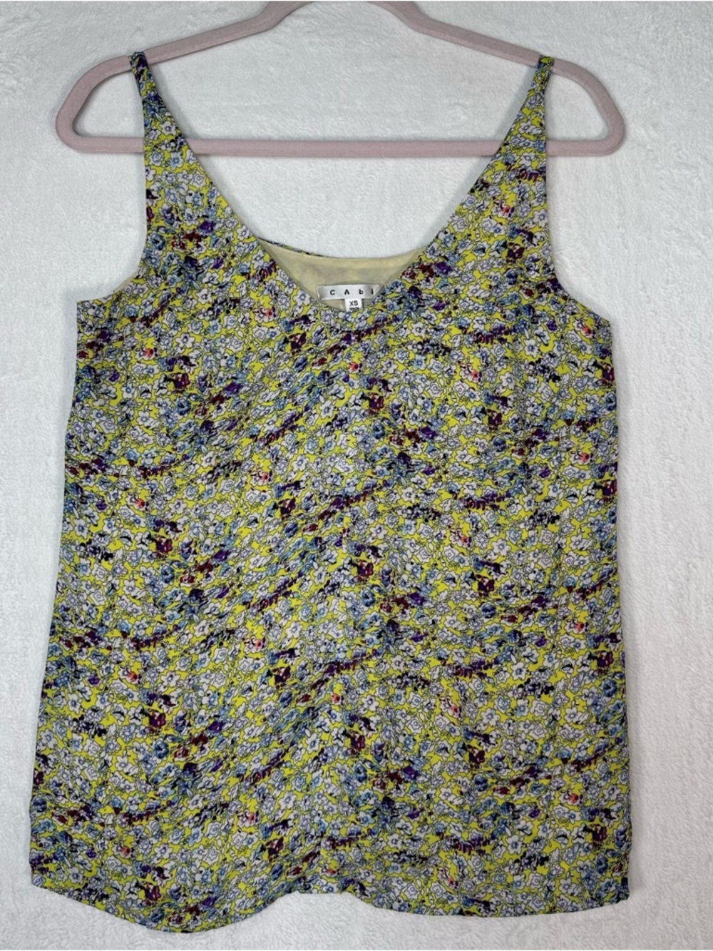Cabi Floral V-Neck Cami XS Yellow Green Scatter Print Cottagecore Fairy Summer‎